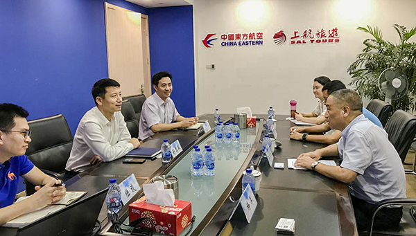 7月9日，集團公司董事長李漢東、副總經(jīng)理龔勇一行前往上航假期國際旅行社總部，拜訪上航假期總經(jīng)理靳黎軍，雙方就下一步開展更加深入的合作進行了洽談。市場營銷部、經(jīng)營管理部相關(guān)負責人陪同參加。.png