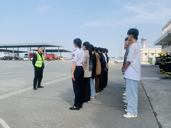 綿陽機場安檢站對閬中機場、民航校  實習(xí)生開展軍訓(xùn).png