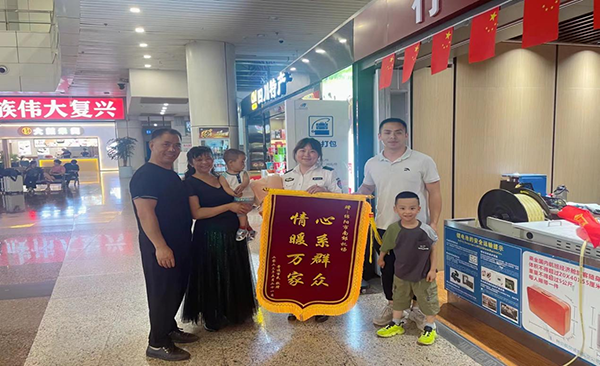 心系群眾，情暖萬(wàn)家—— 綿陽(yáng)機(jī)場(chǎng)安檢站暖心服務(wù)獲錦旗.png