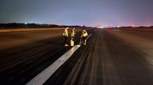 深夜，航班結(jié)束后，工作人員對(duì)跑道中心線進(jìn)行復(fù)新_副本.jpg